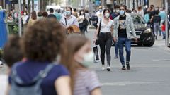 Gente con mascarillas paseando por el centro de Pontevedra
