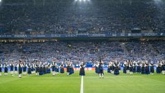 La Real Banda de Gaitas Ciudad de Oviedo, en la previa del Real Oviedo-Real Madrid
