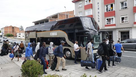 Llegada este viernes a Monterroso de 20 refugiados, que se suman a los otros cien que llegaron el jueves