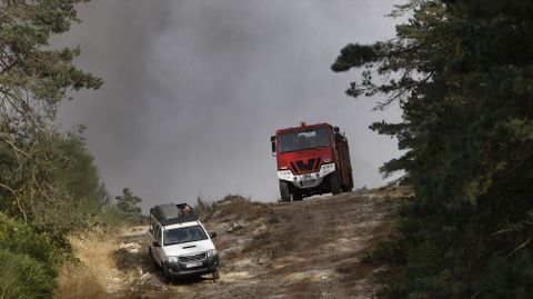 Dos vehculos del servicio de extincin de incendios forestales, durante las tareas de control del fuego que en septiembre del 2016 afect a la misma zona de la parroquia chantadina de Requeixo que el que empez este jueves