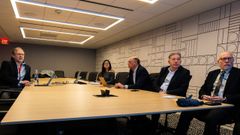 Lores, segundo por la derecha, durante su reuni�n con responsables de la oficina de planificaci�n urbana de Washington 