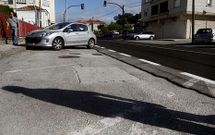 El asfaltado ha obviado los m�rgenes de la avenida, los aparcamientos e incluso las rotondas. 