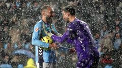 Borja Iglesias y Sergio Herrera, antes del lanzamiento del penalti por parte del jugador del Celta.