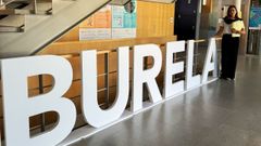 Carmela Lpez, alcaldesa de Burela, en el interior del consistorio