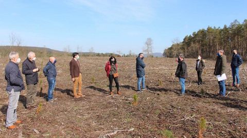 Cargos electos del PP de Lugo con propietarios de montes de San Xiao de Carballo, en Friol