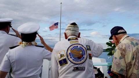 Supervivientes durante el memorial en Pearl Harbor, Honolulu, Hawai. 