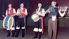 Manuel Viqueira, a la derecha, en una de las primeras actuaciones del grupo familiar en el a�o 1990