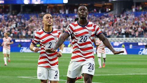 Folarin Balogun celebra uno de sus goles a Paraguay junto a Sergi�o Dest.