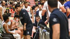 Epi da instrucciones en un tiempo muerto en Torrelavega.