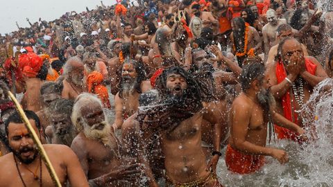 Los hombres santos (Naga Sadhus) toman un bao durante el Kumbh Mela