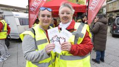 Prado Gonzlez y Evelyne Barreiro, nuevas voluntarias de Asampo, este lunes con tarjetas de donantes de rganos en Pontevedra