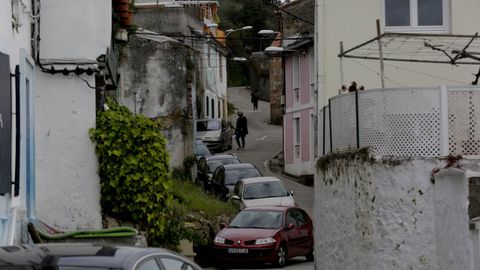 La estrecha calle que atraviesa el barrio de As Xubias es utilizado por muchos corueses como zona de paseo