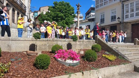 Alumnos del colegio A G�ndara durante la interpretaci�n de las coplas