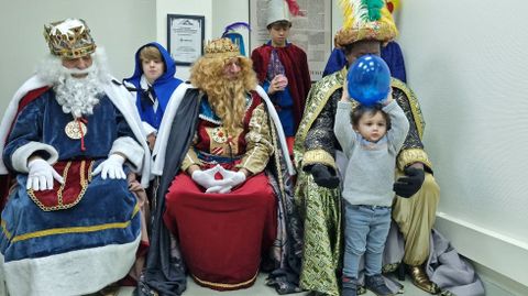 Sus majestades los Reyes Magos de Oriente visitaron la delegacin de La Voz de Galicia en Pontevedra