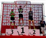 Veloso -dereita- o martes no podio da primeira etapa. 