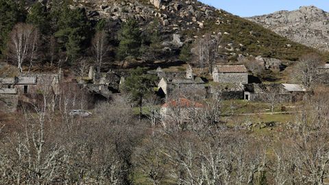 El fuego se acerc a la aldea abandonada de O Salgueiro, en Prado de Limia (Muos).