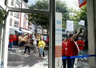 Afectados pegan carteles en una sucursal de Novagalicia.