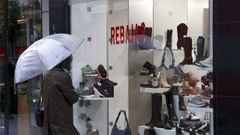 Rebajas en un peque�o comercio de Santiago.