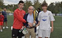 Carlos Oliete entreg� el trofeo al equipo campe�n. 