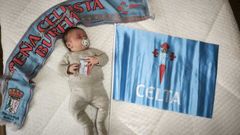 Brais Garc�a agarra su carn� de socio, rodeado por un bander�n del Celta y una bufanda de la pe�a burelense.