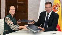 La alcaldesa de Bande, Sandra Quintas, y el conselleiro de Cultura, Jos Lpez Campos, tras la firma del convenio para la rectoral de Santa Comba.