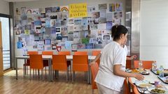 El mural solidario con mensajes, fotograf�as y dibujos del comedor del personal del Hospital Montecelo de Pontevedra