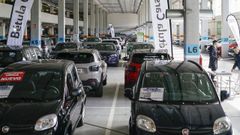Imagen de una jornada de ventas de coches de ocasin en una gran superficie de Ourense