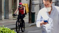 Un repartidor en bicicleta trabajando en Oviedo