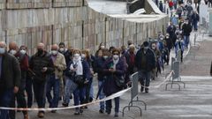 Colas para la vacunaci�n hoy en el Gai�s, Santiago