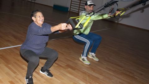 Carmen Garca acude tres veces a la semana a hacer gimnasia, donde sigue las instrucciones de Rubn Lpez (en la foto) y Tachi Ouvia