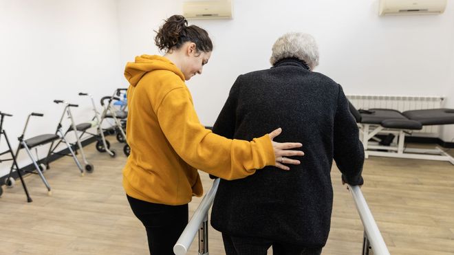 La actividad f�sica es una de las bases principales para el bienestar mental y emocional. Se puede practicar a cualquier edad y en centros de d�a para mayores como Aurum, de Zas, es una cita diaria para todos los usuarios
