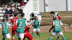 Yago Ramos gana una disputa a�rea durante el partido contra el San Tirso.
