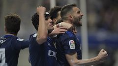 Borja Bast�n celebra con sus compa�eros tras marcar el 1-0 desde el punto de penalti
