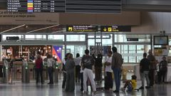 Viajeros en la zona de salidas del aeropuerto de Santiago-Rosal�a de Castro, en foto de archivo
