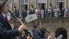 Integrantes de una banda de msica actuando este lunes en la praza do Obradoiro de Santiago