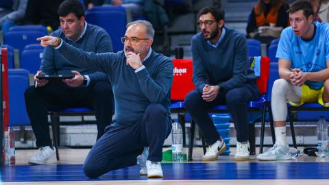 Moncho Lpez, dirigiendo a su equipo en el partido contra el Estudiantes