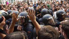 Ayer, cientos de personas paralizaron la ejecuci�n de un desahucio en la calle Navas de Tolosa, en MAdrid 
