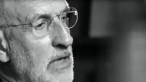 El sacerdote Jesús Menéndez era el cura de la iglesia de San José de Gijón cuando se produjo el encierro de jubilados en 1971. Fue juzgado por un tribunal militar y absuelto.