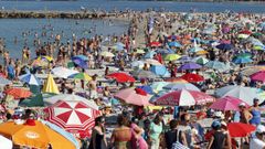 La playa focense de A Rapadoira, en pleno verano