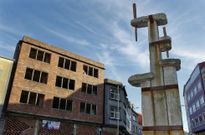 El edificio se encuentra frente a la rotonda de la Vila de Negreira y la R�a do Sol. 