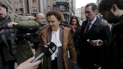 Los abogados del Estado que presentaron la demanda para recuperar el pazo de Meir�s, este viernes tras la audiencia previa al juicio, que comenzar� el pr�ximo 6 de julio en A Coru�a