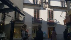 La alcaldesa, Lara M�ndez, y el edil de Urbanismo Sostible, Miguel Couto, en la calle Doctor Castro en el casco hist�rico