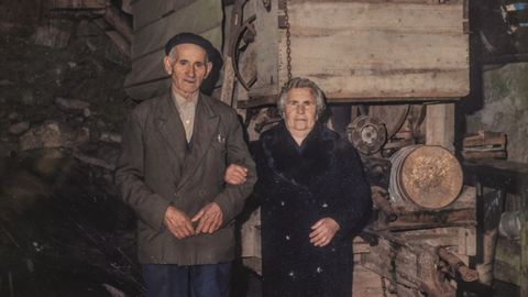 Manuel Fernndez, O Lebre das Caserizas, junto a su mujer