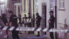 El tr�gico suceso se produjo en el n�mero 17 de la calle Loureiros de Santiago, donde viven los abuelos del ni�o fallecido y donde estaba pasando unos d�as su t�o