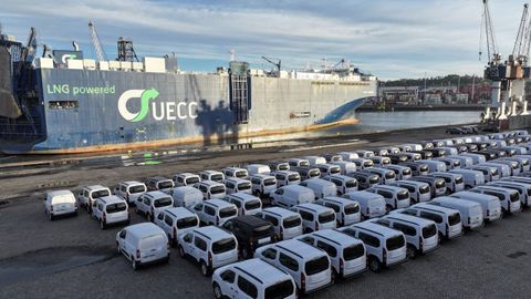 Las furgonetas estacionadas a la espera de ser embarcadas en la terminal de Oporto.