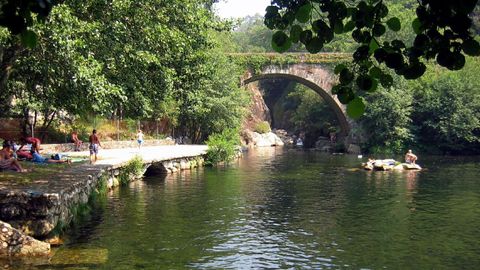 En Covelo est la playa fluvial de Maceira, en el Tea