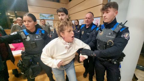 La alcaldesa de Moa�a y presidenta de la Mancomunidade do Morrazo, Leticia Santos (BNG), orden� a polic�as locales desalojar a la concejala popular Estela Santom�