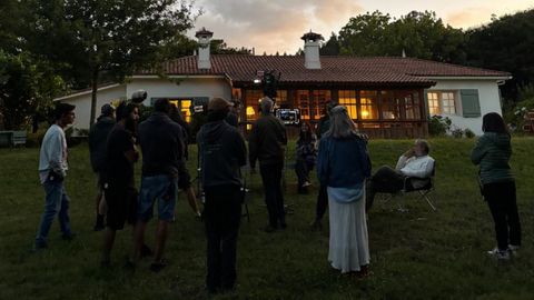 movistar.Grabación de noche delante de la casa, con una galería de madera hecha por carpinteros de Oza