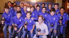 El teatro Filarm�nica se ti�e de azul para acoger los premios del Real Oviedo.Susaeta posa con jugadores de las categor�as inferiores