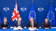 El ministro principal de Gibraltar, Fabian Picardo; el secretario de Estado brit�nico para la UE, Stephen Doughty; el comisario Maro? ?efcovic, y el ministro Albares, durante la firma del acuerdo en Bruselas